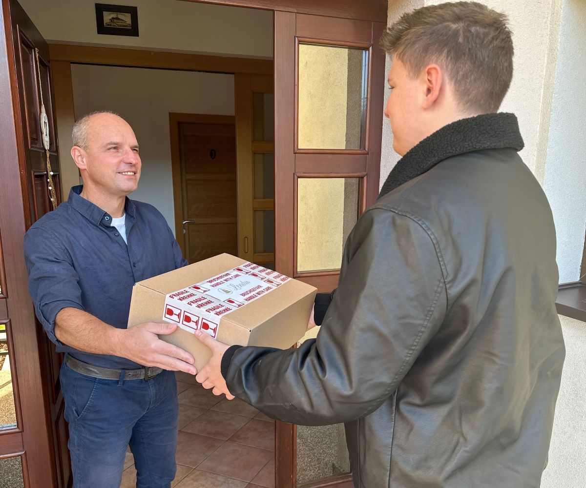 Doručenie vianočných ozdôb Lendu